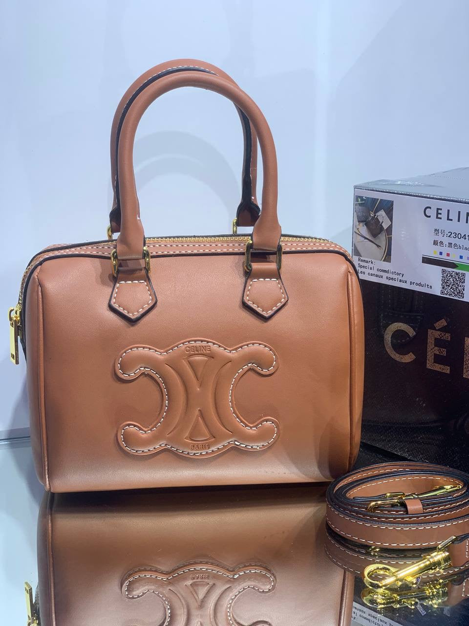 CELINE
Boston petit modèle en veau lisse