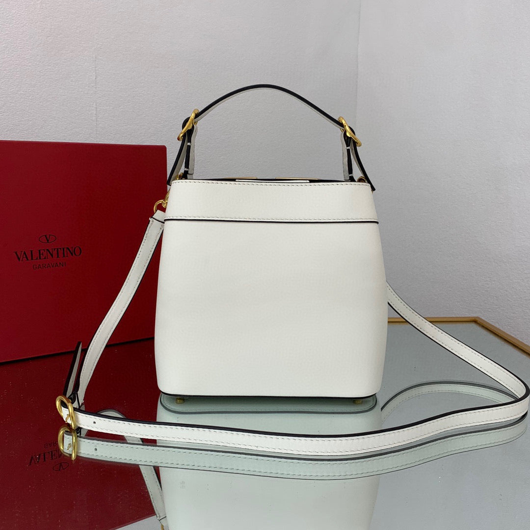 VALENTINO GARAVANI Sac seau SUPERVEE en cuir